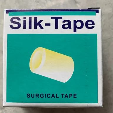 Băng dính Silk-Tape 2.5cm x 4m hộp 12 cuộn