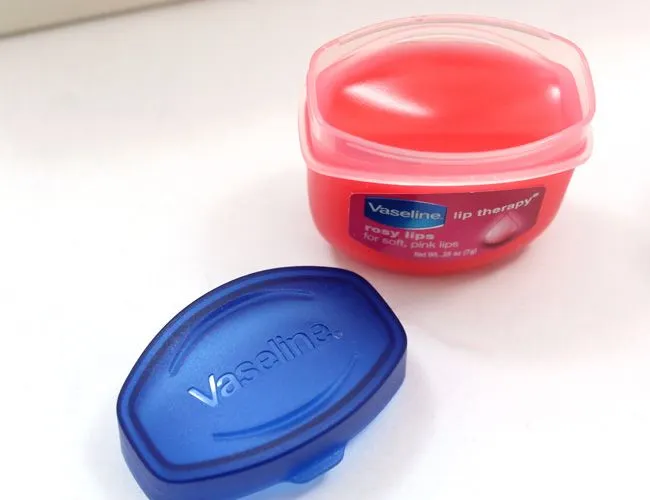 https://cdn.medigoapp.com/product/vaseline_lip_therapy_rosy_lips_2_b8f688ac35.jpeg