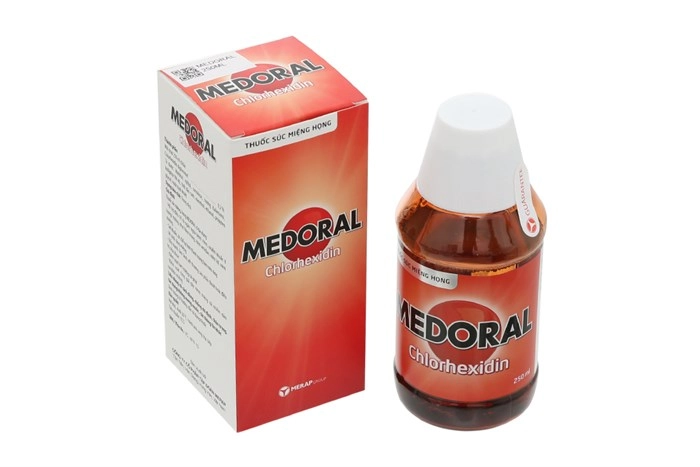 Thuốc súc miệng họng  Medoral chai 250ml