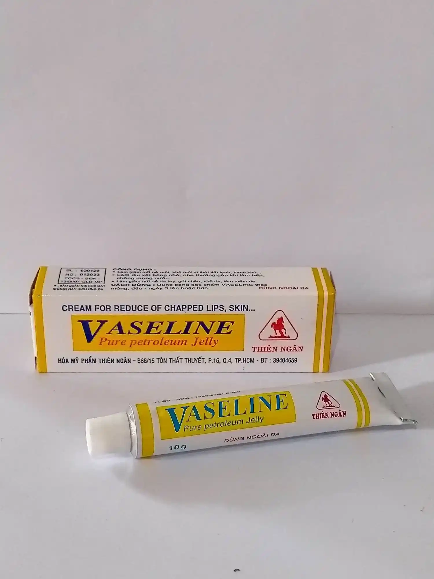 Kem làm giảm nứt nẻ môi, da Vaseline Thiên Ngân hộp 1 tuýp 10g