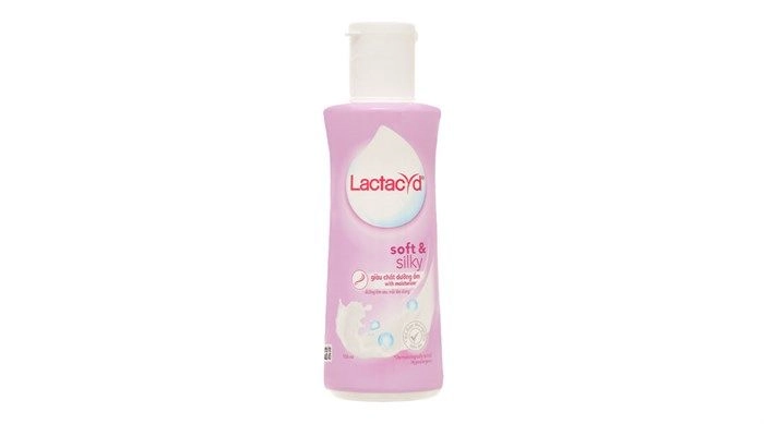 Dung dịch vệ sinh phụ nữ Lactacyd Soft & Silky hộp 1 chai 150ml